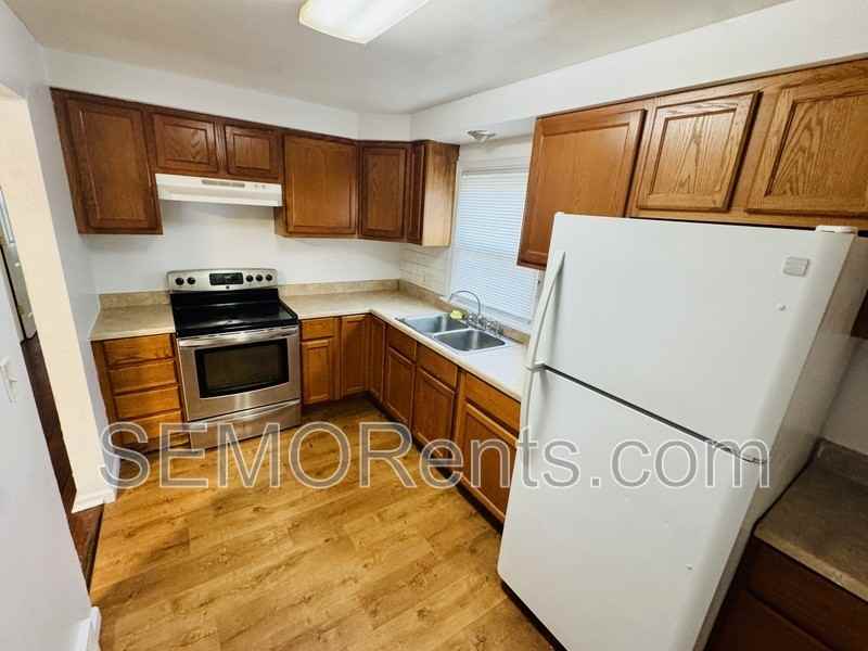 301 S Spring St - Photo 2 of 10
