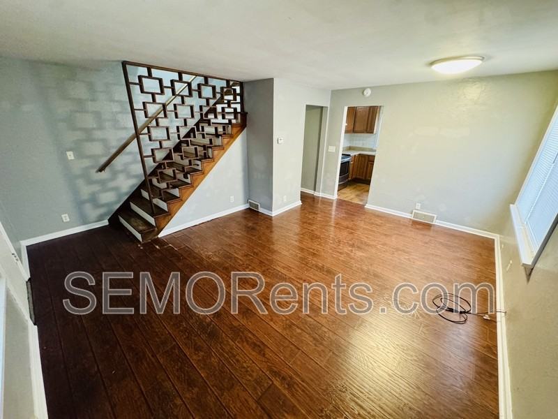 301 S Spring St - Photo 4 of 10
