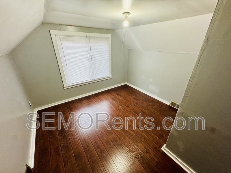 301 S Spring St - Photo 5 of 10
