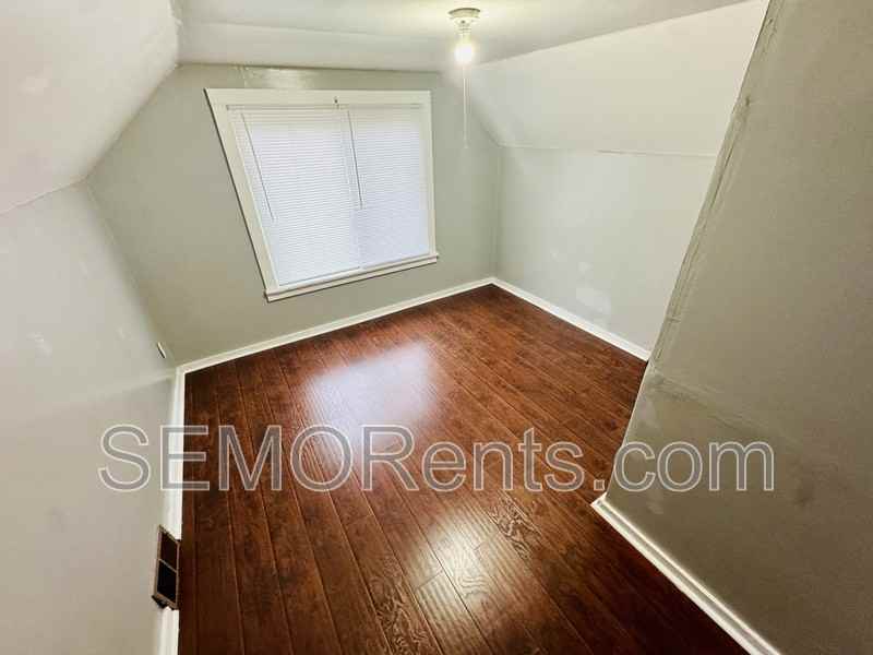 301 S Spring St - Photo 7 of 10