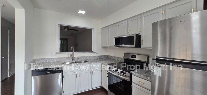 3109 Heathstead Pl - Photo 4 of 15