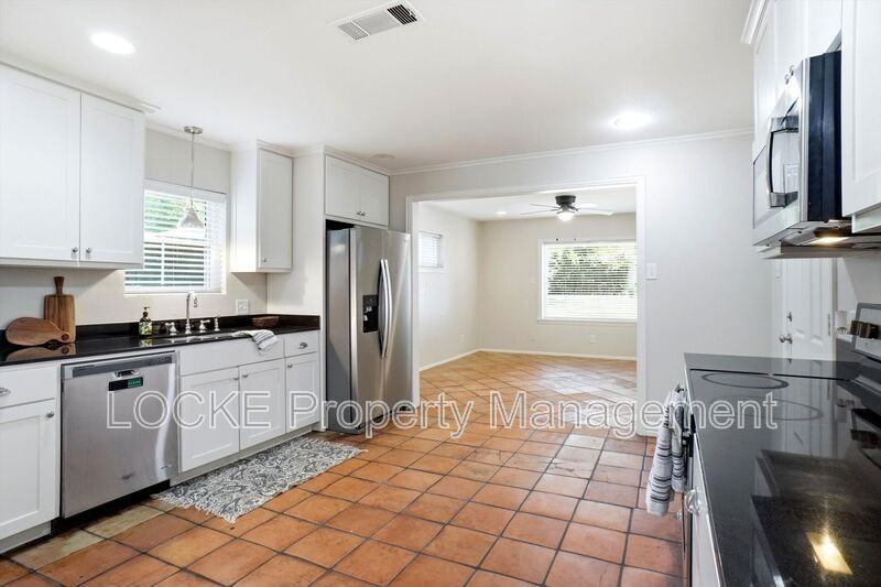 3528 Rogers Ave - Photo 3 of 16