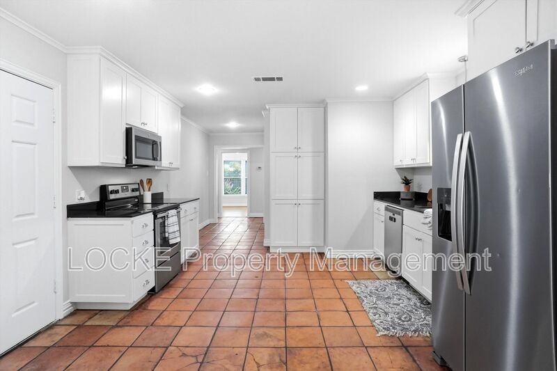 3528 Rogers Ave - Photo 4 of 16