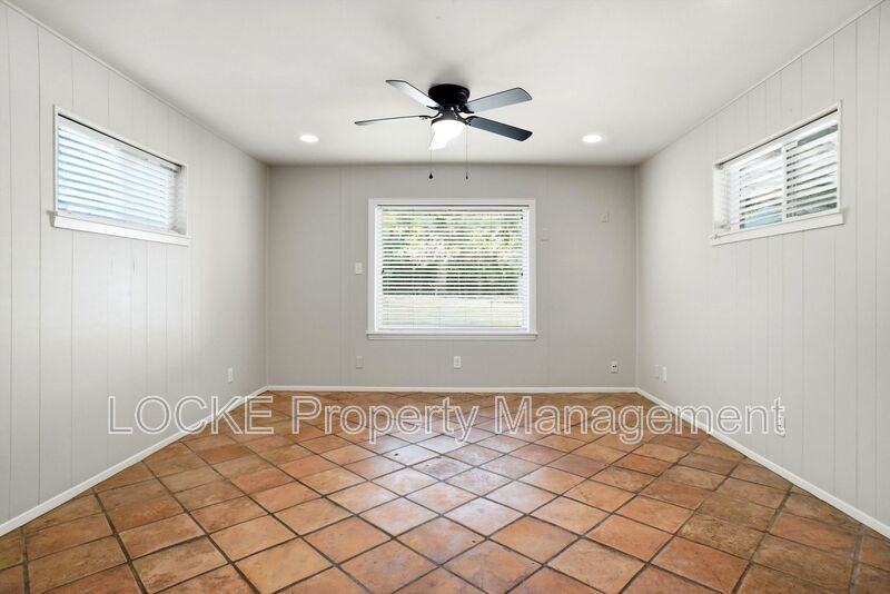 3528 Rogers Ave - Photo 5 of 16