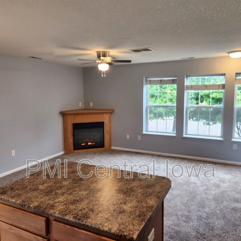 305 Ne Kingwood - Photo 3 of 15
