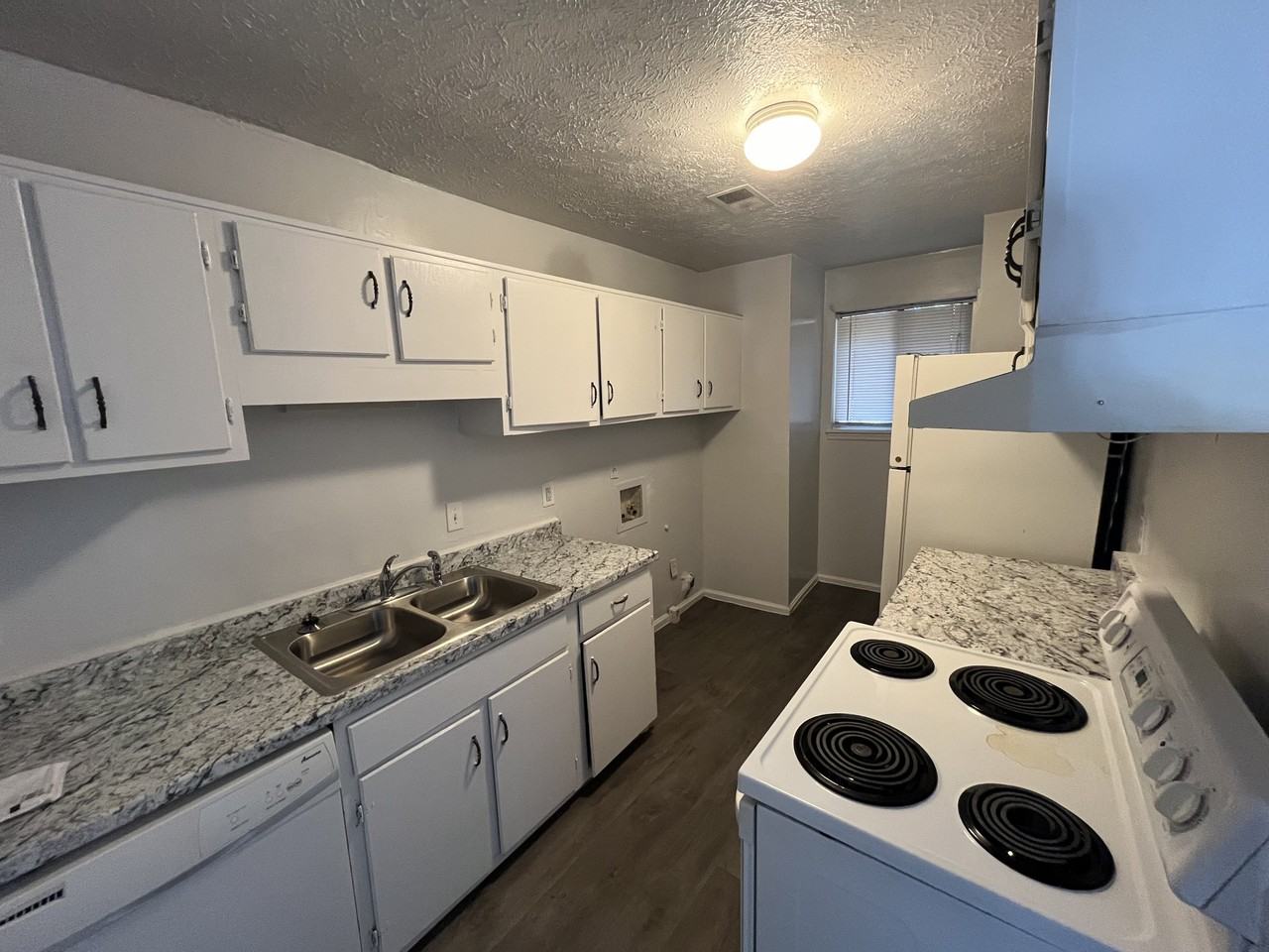 1074 Sparrow Ct - Photo 4 of 9