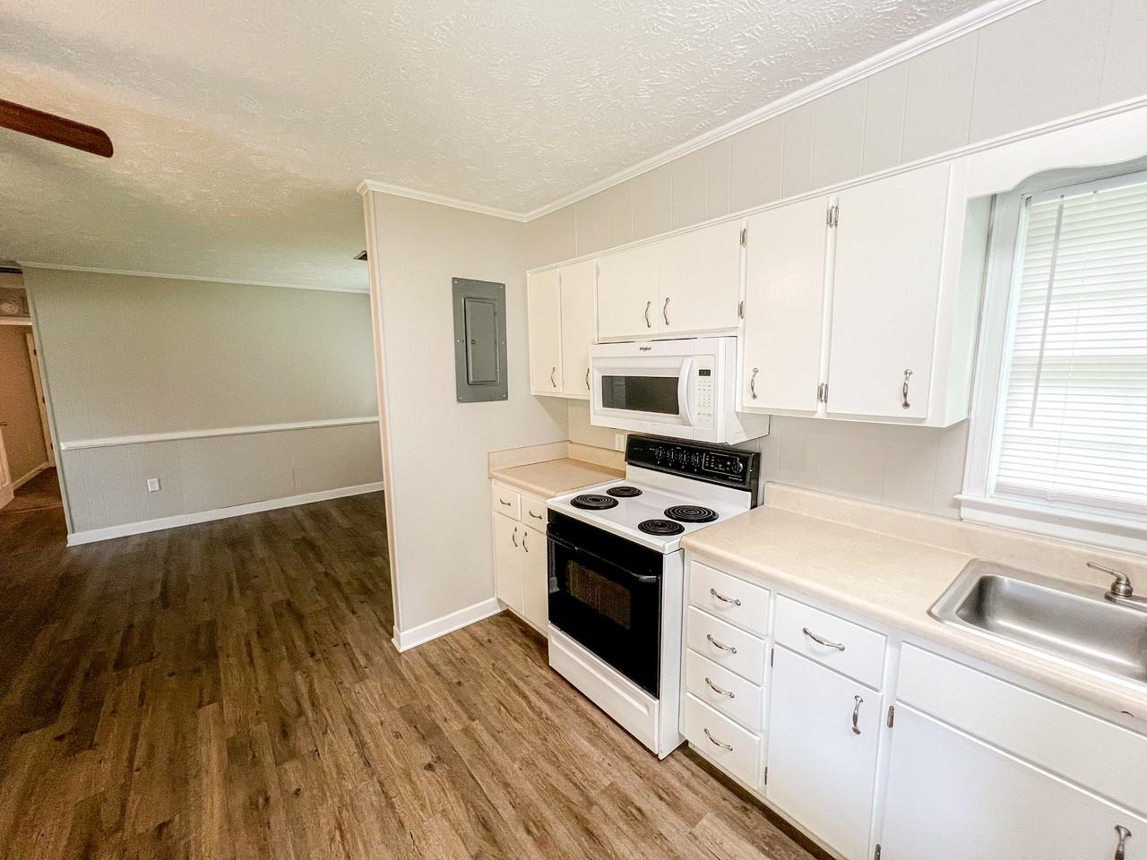 211 W 17th St #B - Photo 3 of 18