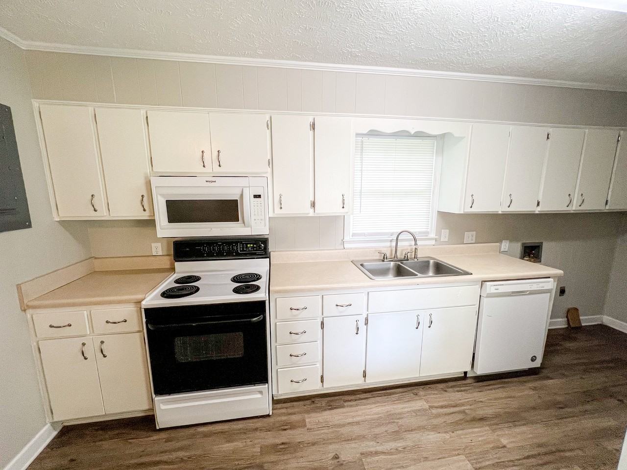 211 W 17th St #B - Photo 5 of 18