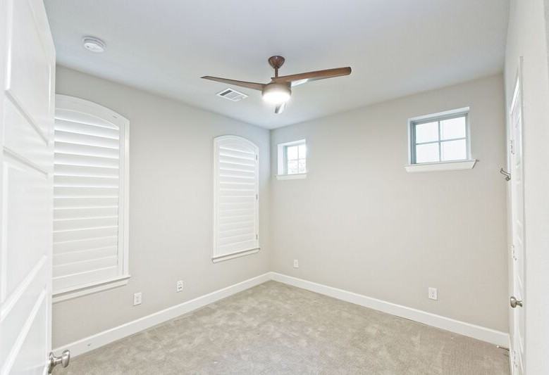 5319 Holland Ave - Photo 4 of 41
