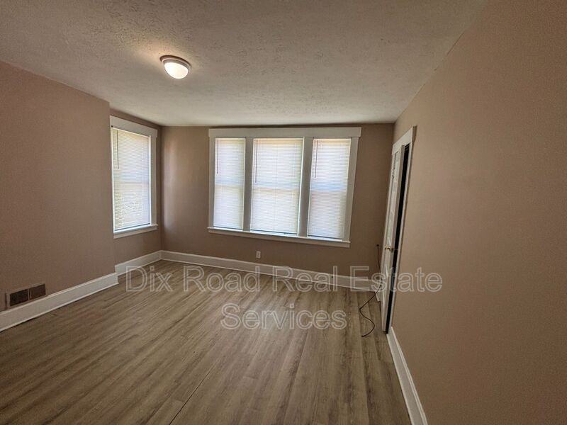 704 Baltimore St - Photo 3 of 14