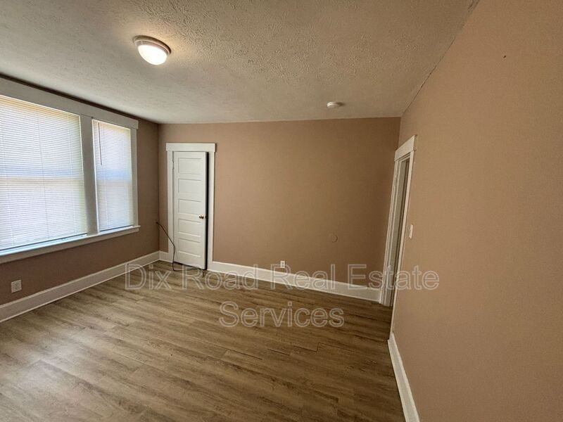 704 Baltimore St - Photo 4 of 14