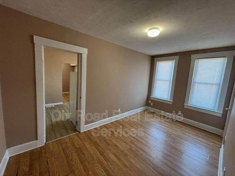 704 Baltimore St - Photo 6 of 14