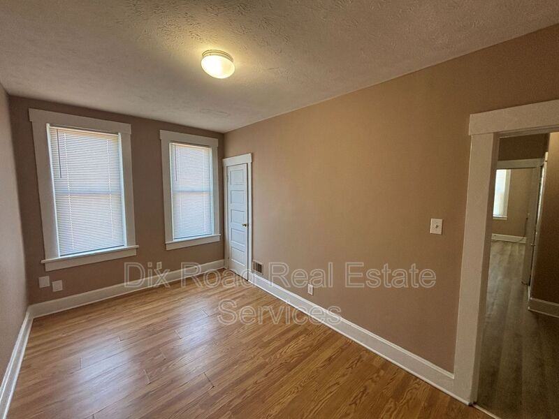 704 Baltimore St - Photo 7 of 14