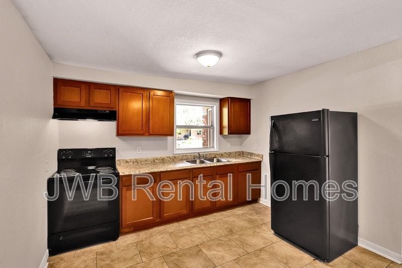 2262 Kingston St - Photo 2 of 19