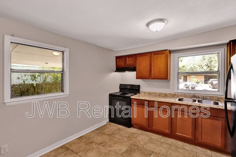 2262 Kingston St - Photo 4 of 19