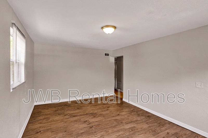 2262 Kingston St - Photo 5 of 19