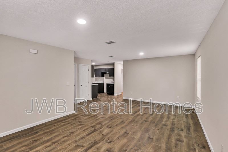 1159 W 21st St - Photo 4 of 20