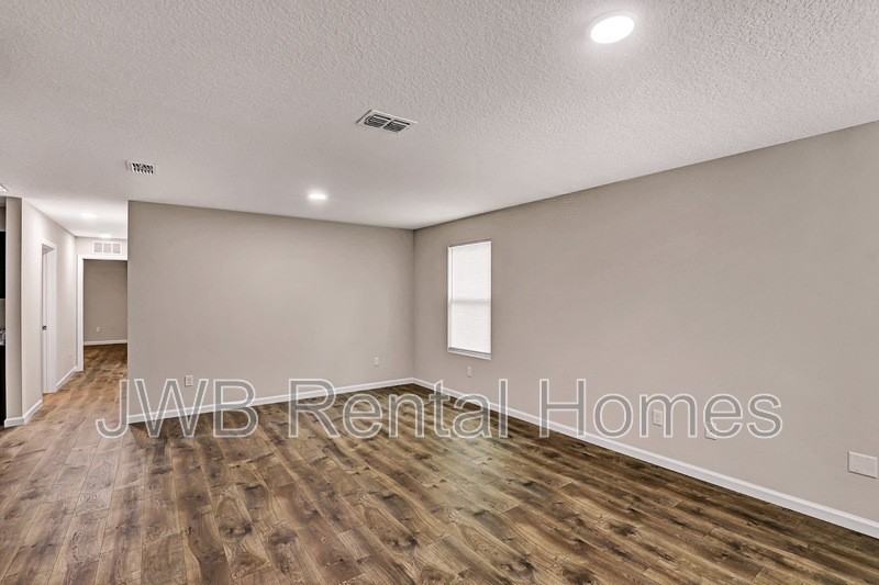 1159 W 21st St - Photo 5 of 20