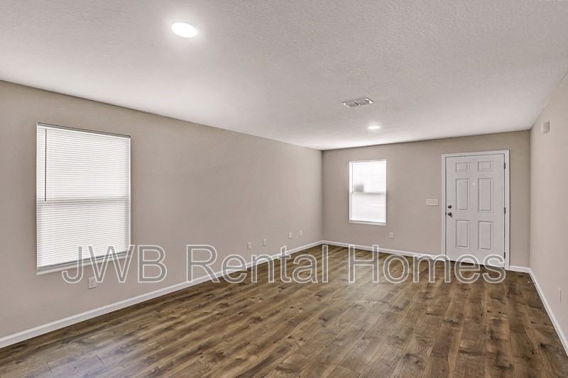 1159 W 21st St - Photo 7 of 20
