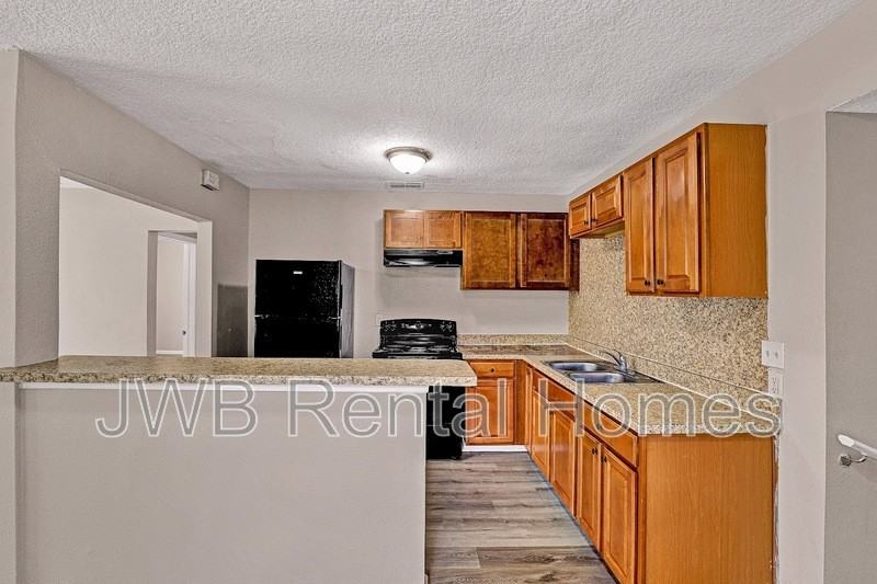 7832 Paul Jones Dr - Photo 4 of 21