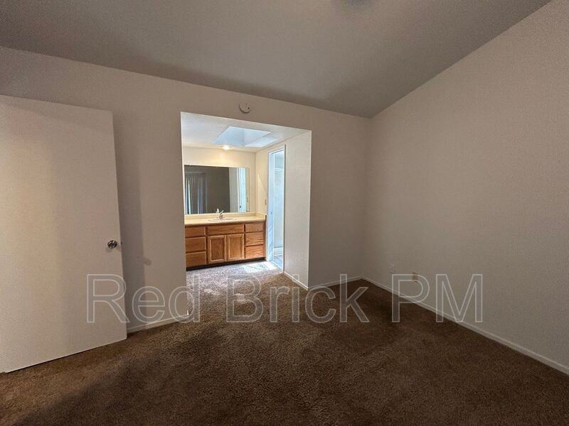 1378 Queens Cir - Photo 4 of 8