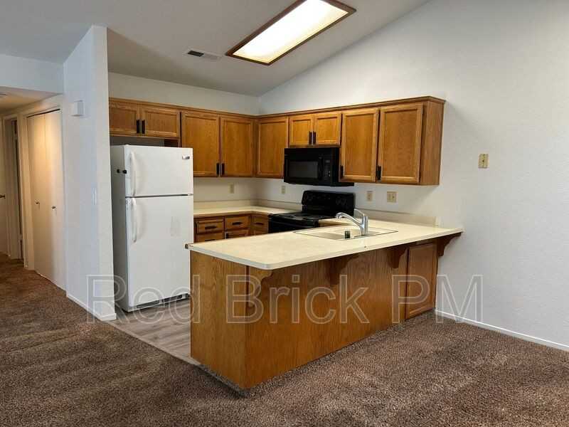 1378 Queens Cir - Photo 7 of 8