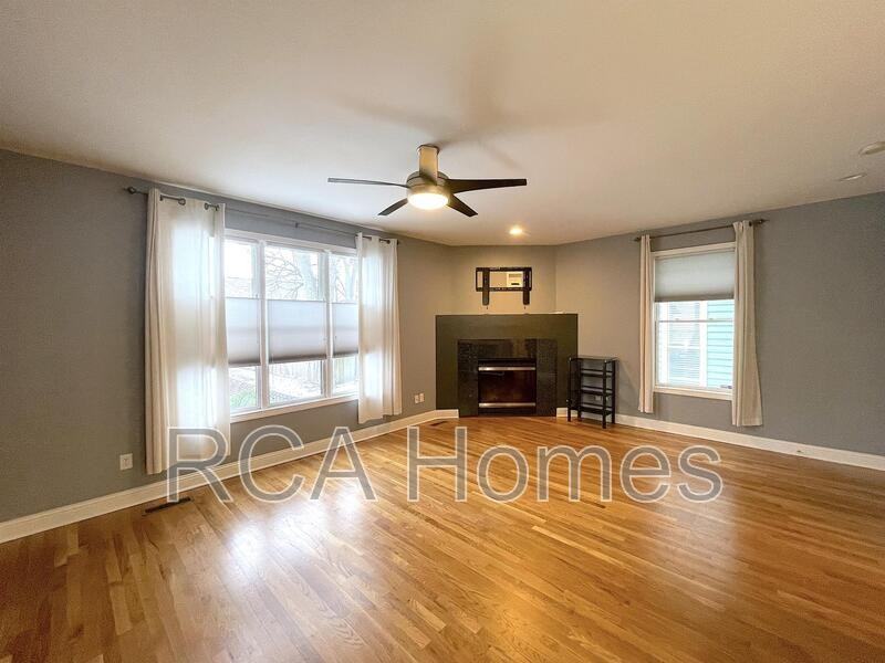 232 E Saint Joseph St - Photo 5 of 17