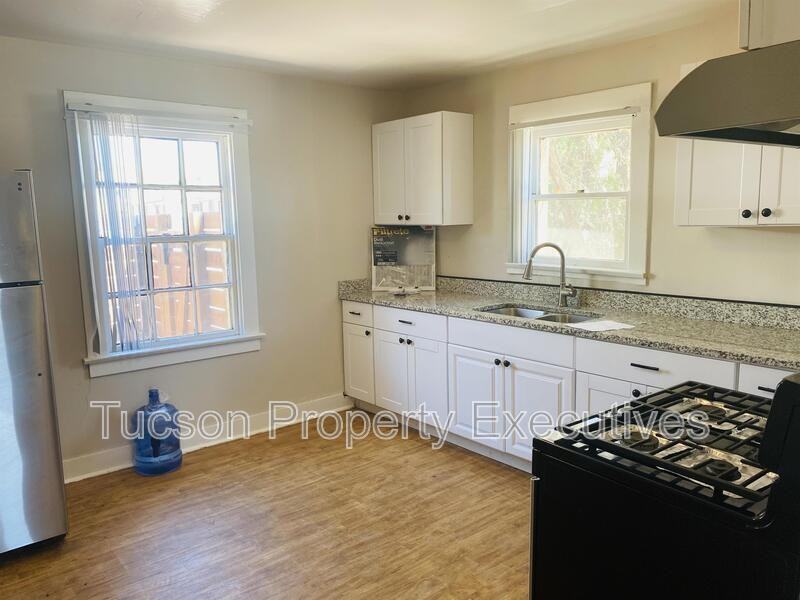 2632 N Stone Ave - Photo 2 of 20