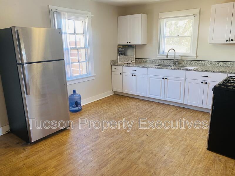2632 N Stone Ave - Photo 3 of 20