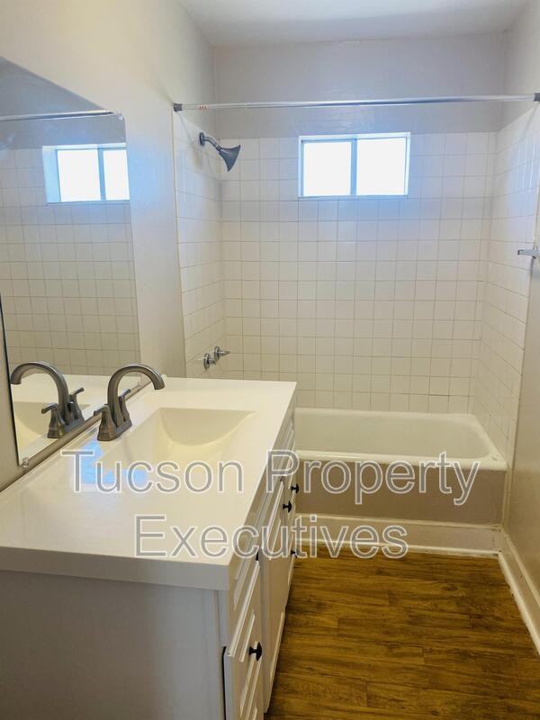 2632 N Stone Ave - Photo 5 of 20