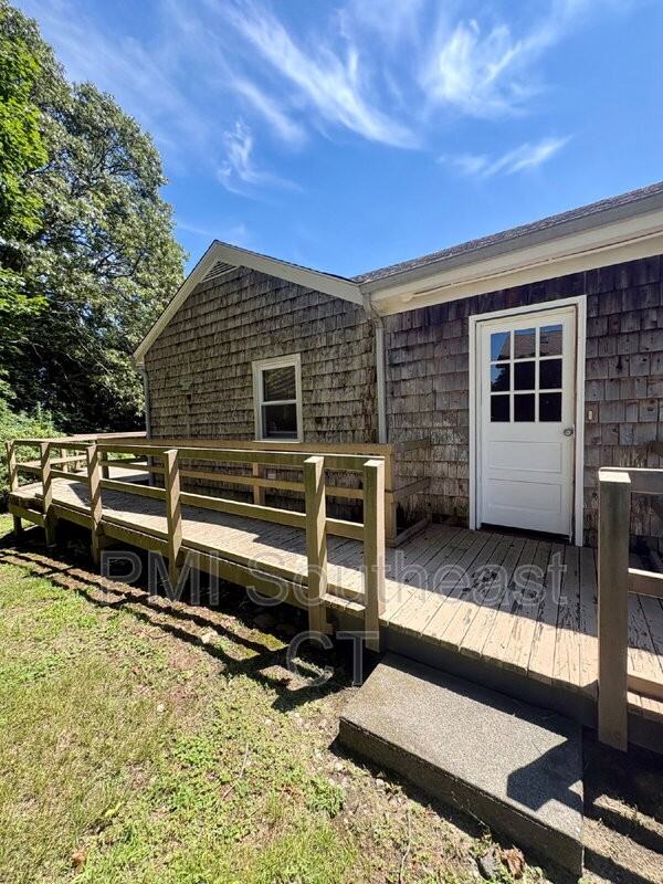 226 Pequot Ave - Photo 3 of 31
