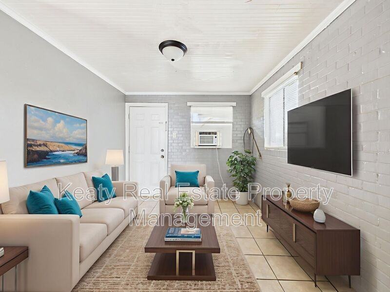 704 13th St - Photo 2 of 14