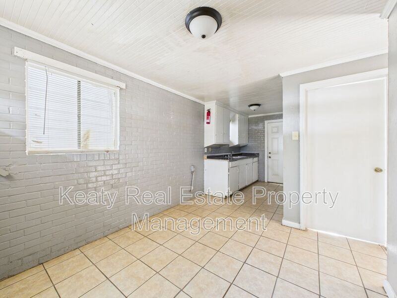 704 13th St - Photo 4 of 14