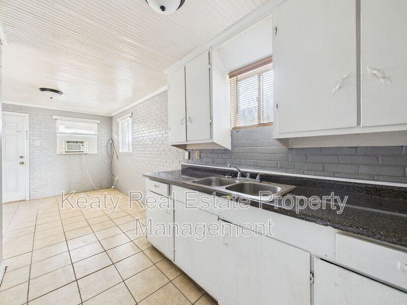 704 13th St - Photo 6 of 14