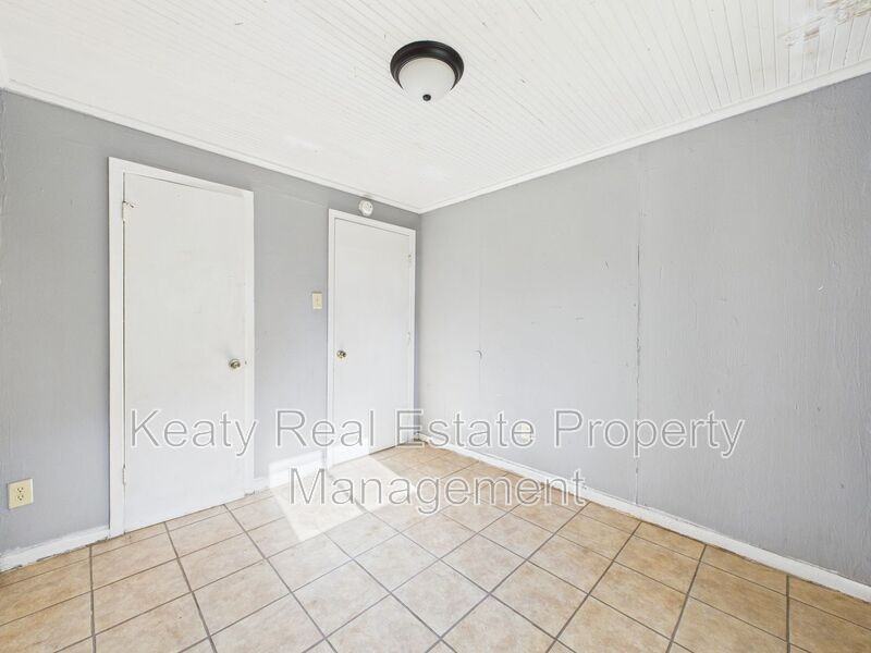 704 13th St - Photo 7 of 14