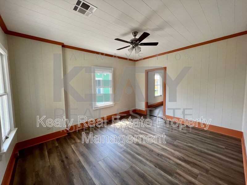 510 Lamar St - Photo 2 of 13