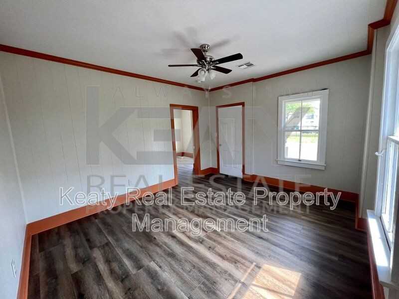 510 Lamar St - Photo 3 of 13