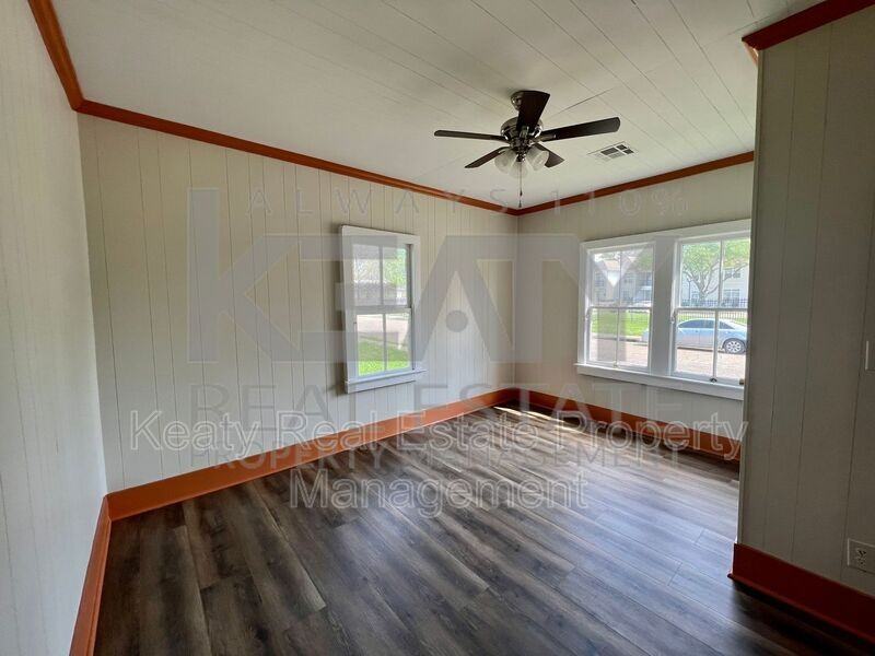 510 Lamar St - Photo 4 of 13
