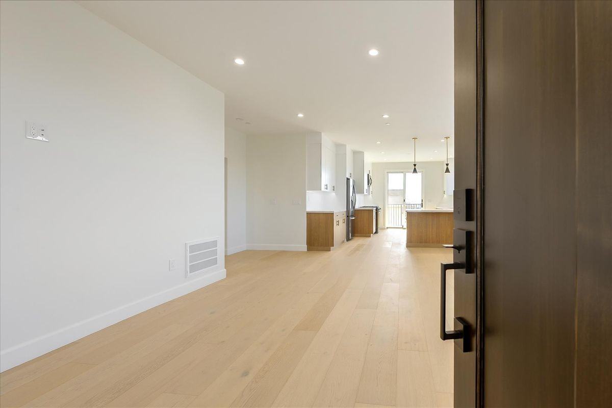 332 Pine Ave - Photo 7 of 39