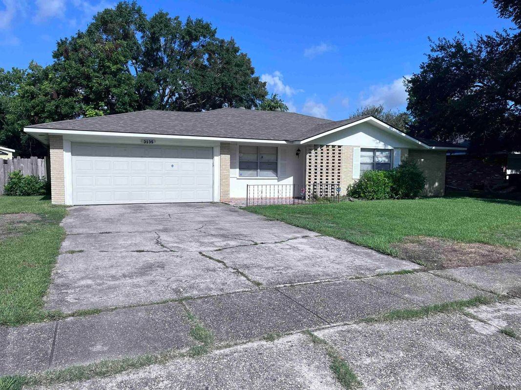 3135 Woodcrest Dr - Photo 2 of 9