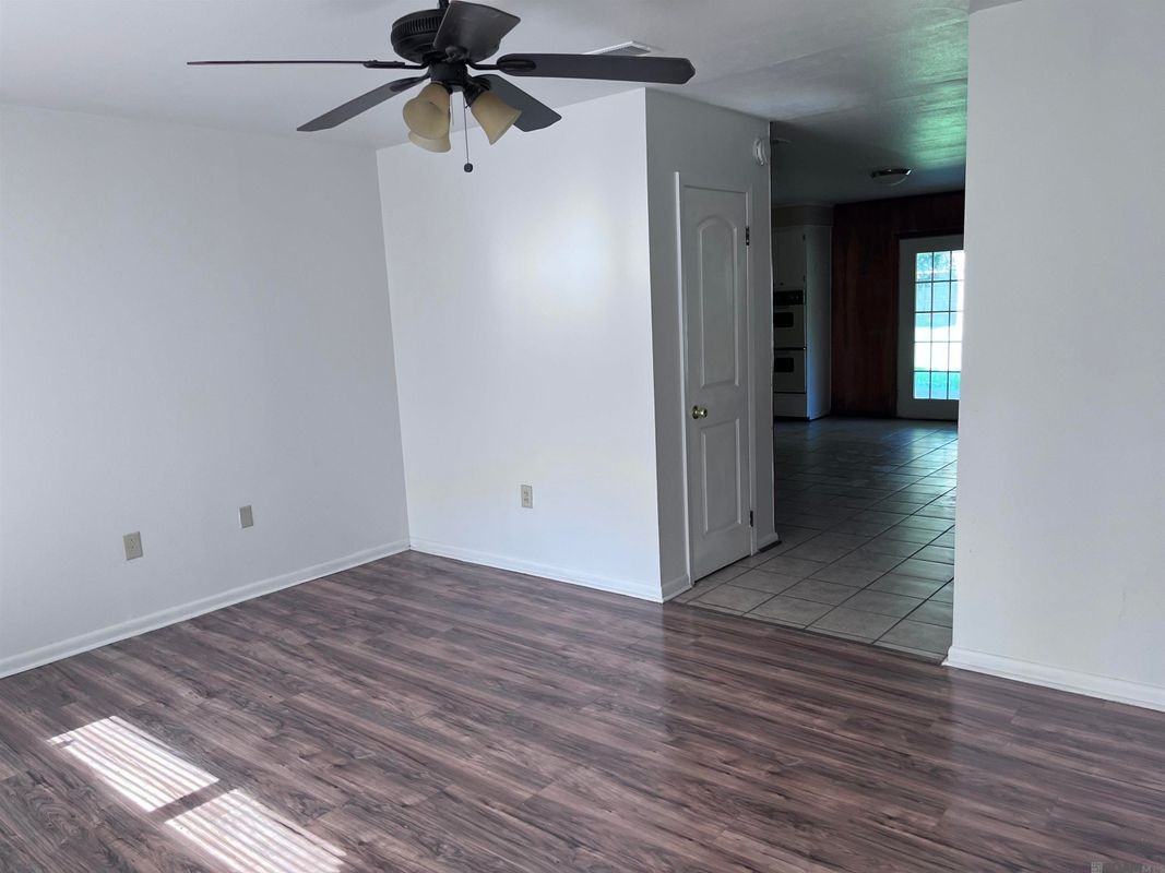 3135 Woodcrest Dr - Photo 3 of 9