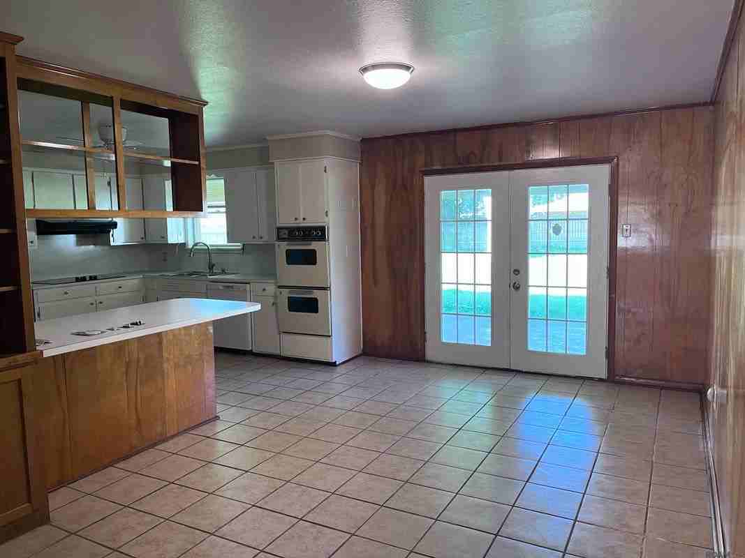 3135 Woodcrest Dr - Photo 4 of 9