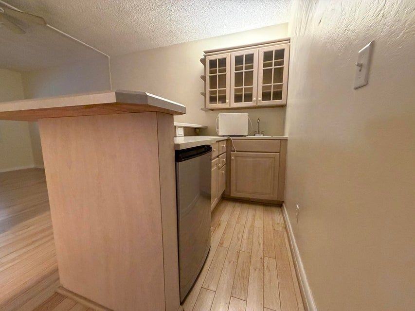 917 Ne 16th St ##1 - Photo 3 of 11