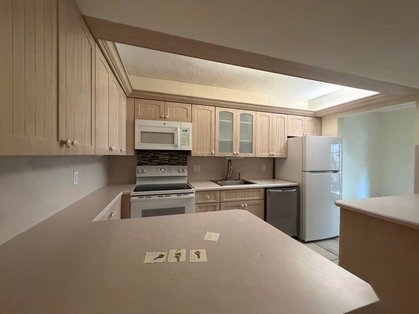 917 Ne 16th St ##1 - Photo 4 of 11