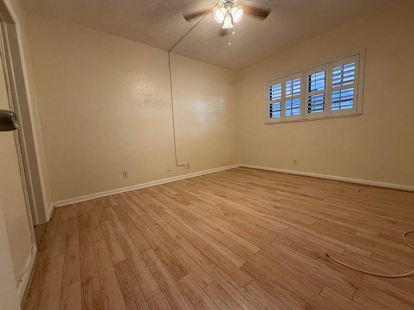 917 Ne 16th St ##1 - Photo 6 of 11