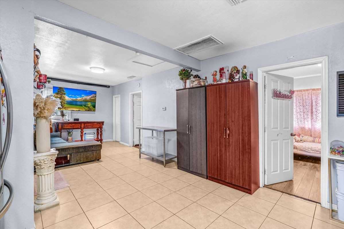 10515 Firmona Ave - Photo 3 of 12