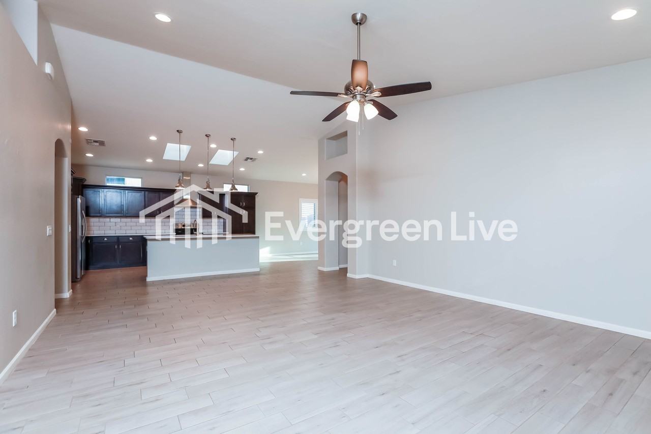 3736 S Manitoba Ave - Photo 3 of 15