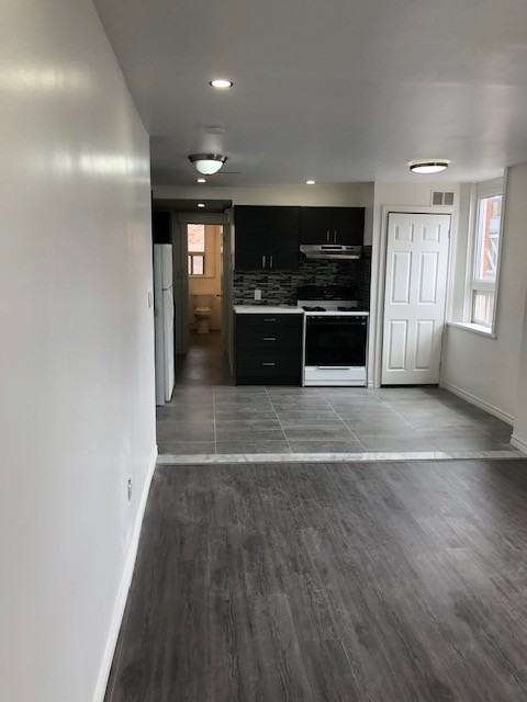 8 Locke St N - Photo 3 of 10