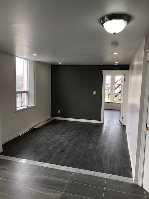 8 Locke St N - Photo 6 of 10