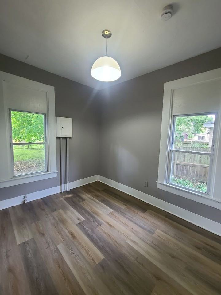303 W Eureka St - Photo 2 of 11